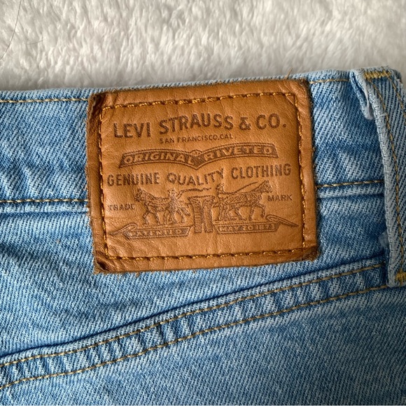 Levi Ribcage Straight Lightwash Jeans - Picture 6 of 7